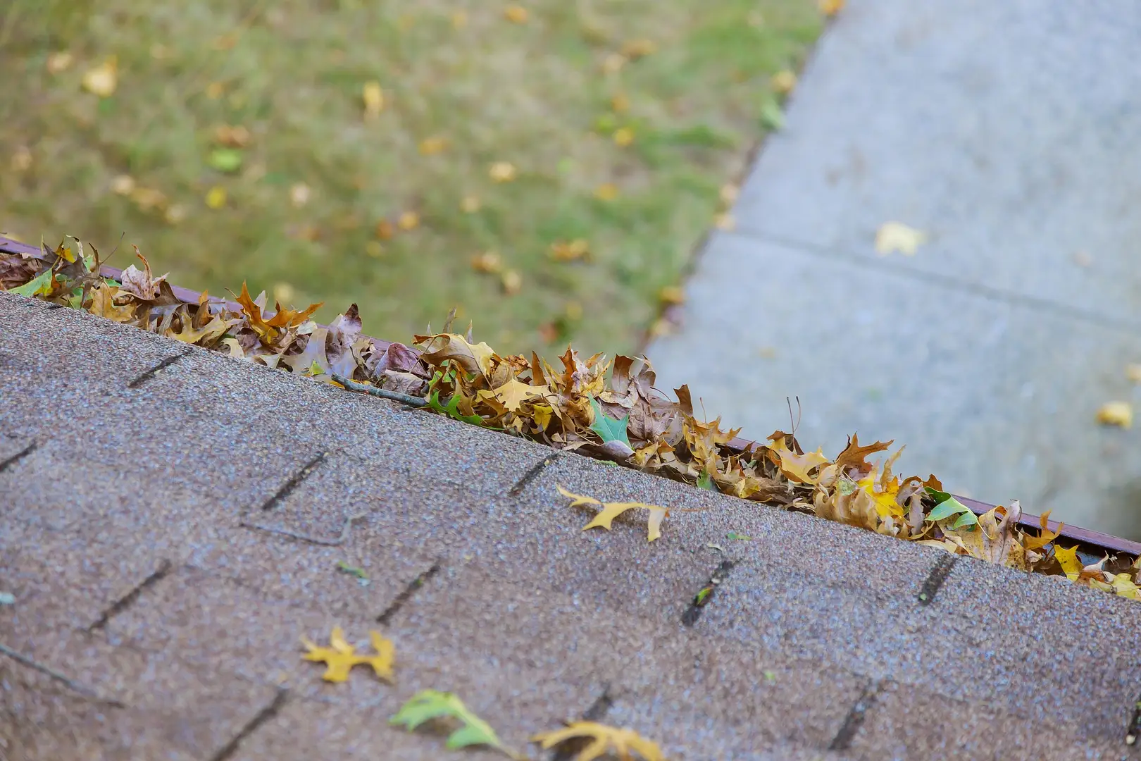 DIY Clogged Rain Gutter Cleaning